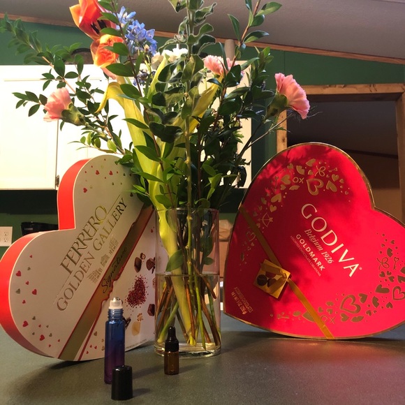 Candy & Flowers Essential Oil Blend for Love and Romance - Picture 4 of 9